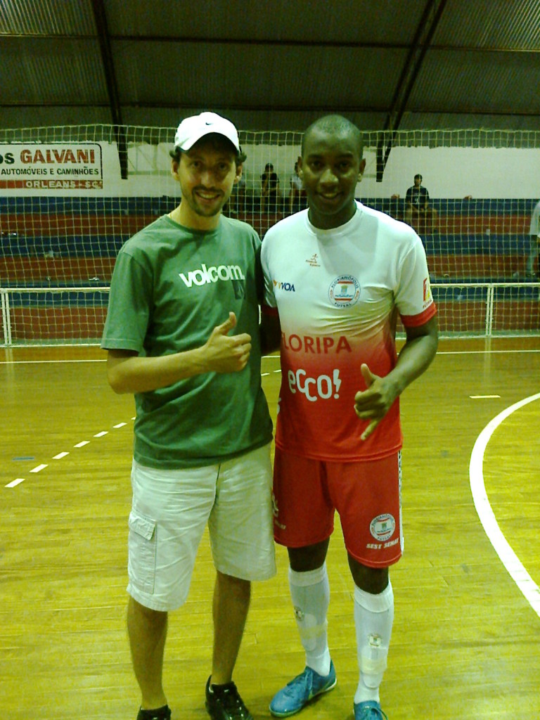 Felipe Bonetti (e) com o ala Pelé de Florianópolis